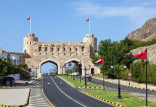 اختفاء مظاهر التدين في عُمان يعود لتحريم الفقة الإباضي السائد للدخان منذ القدم