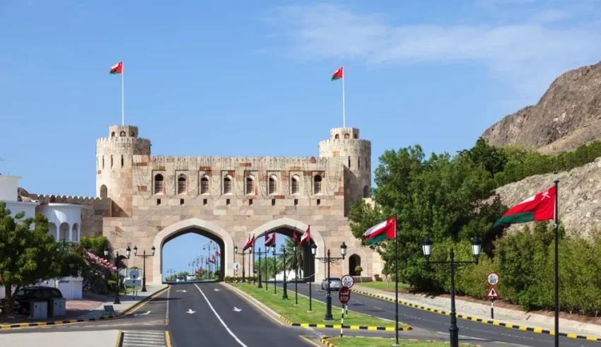 اختفاء مظاهر التدين في عُمان يعود لتحريم الفقة الإباضي السائد للدخان منذ القدم